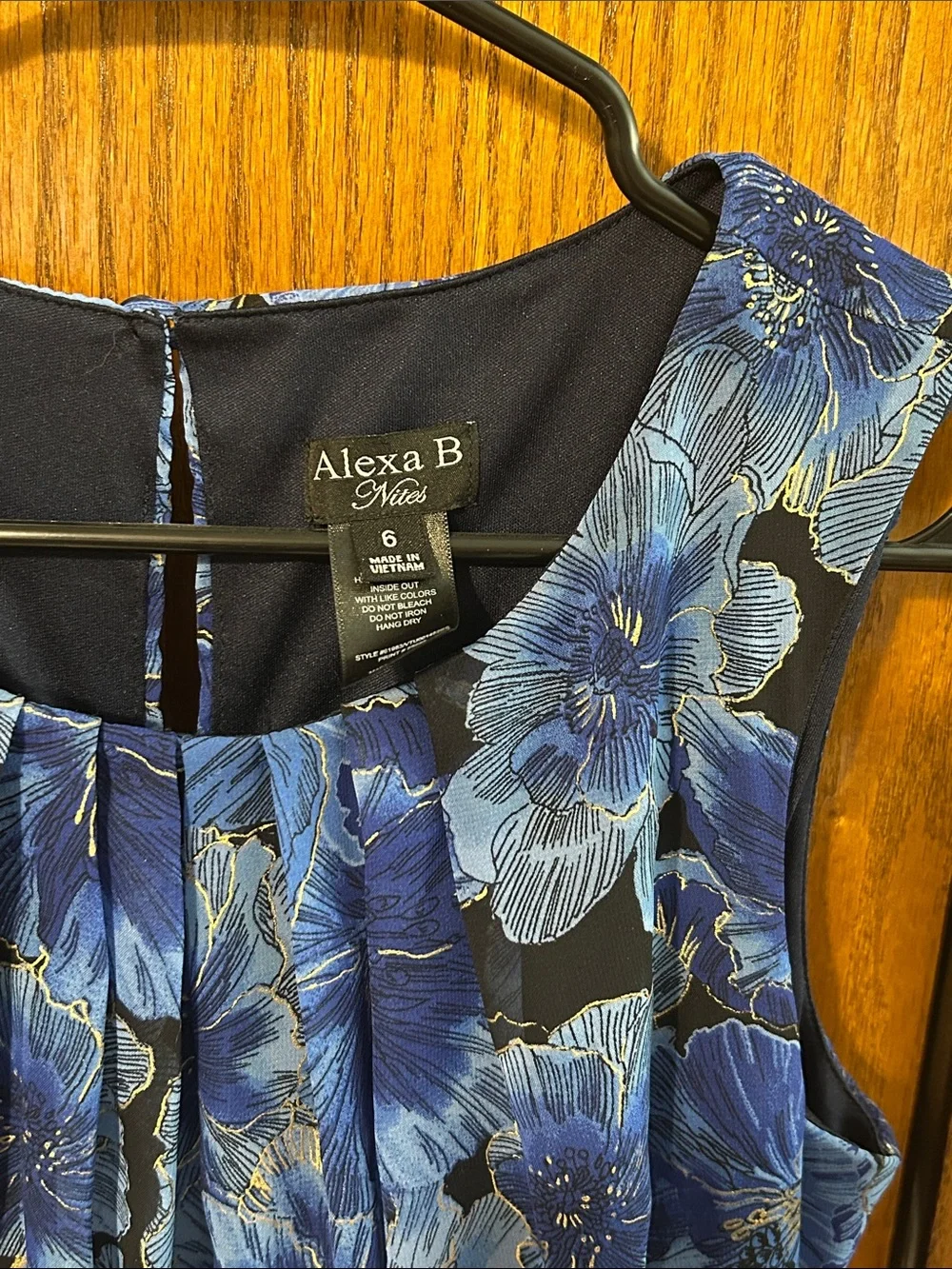 Beautiful blue Floral Flowy  Sleeveless Maxi Dress with Belt size 6